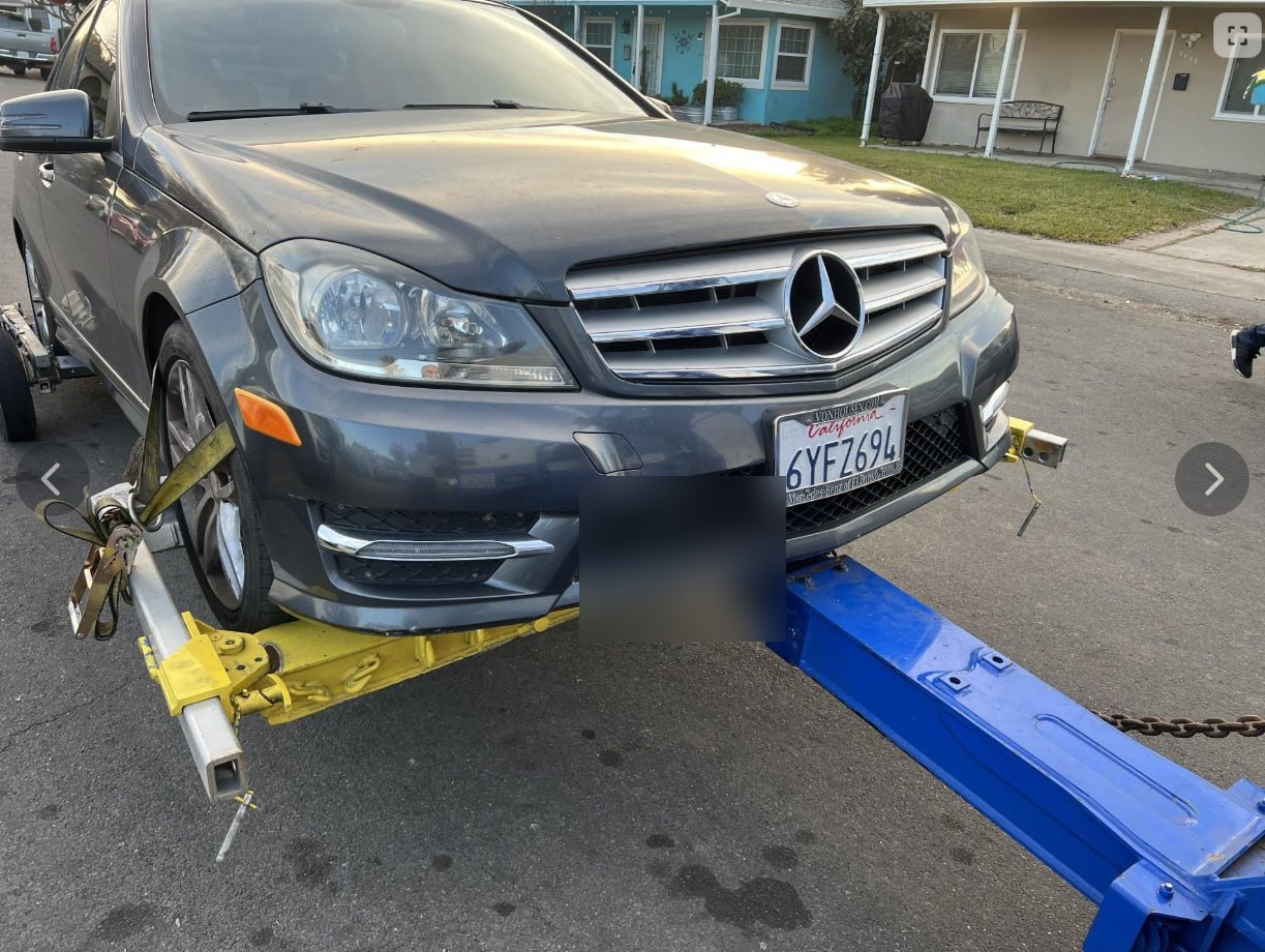 Light-duty vehicle supported with tow dollies during recovery